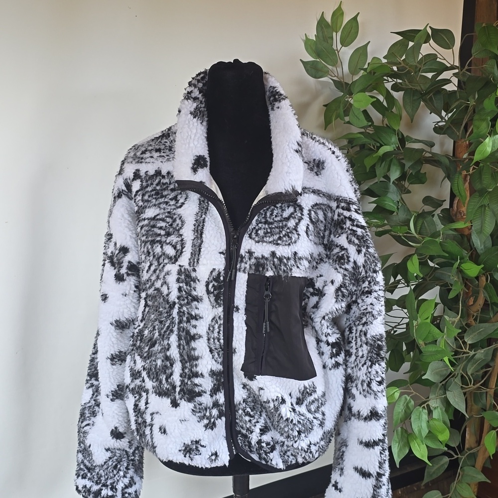 VENUS Monochrome Sherpa Size Small Jacket